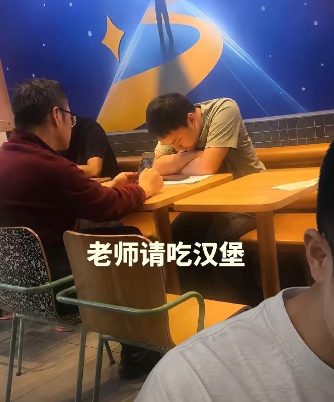 ↩️🖼 哈哈哈，杀哥后续太乐了！老师直接化身心理咨询师+汉堡请客，现场解决情绪崩溃问题，这波操作6啊！杀哥从“情绪不稳定”到“世纪和解”，直接把520变成...XP Digital Lab:“杀…杀…”我天啊，这和他一个寝室的还不赶紧搬走啊，这哥们脑袋有问题…哈哈哈，杀哥后续太乐了！老师直接化身心理咨询师+汉堡请客，现场解决情绪崩溃问题，这波操作6啊！杀哥从“情绪不稳定”到“世纪和解”，直接把520变成了“杀哥和解日”，老师你这波真的谁也想不到
