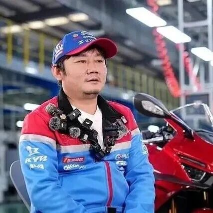 张雪深夜发视频回应“一个子儿都没有”言论：当时心想我没有拿过政府的钱，说实话想装一下via 凤凰网财经