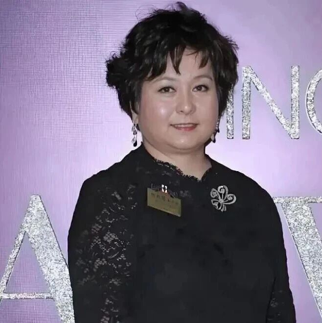 何超蕸去世，享年60岁！她被“赌王”何鸿燊称为最能帮忙的女儿，终身未婚热衷慈善，信德集团官网已变黑白via WBusiness商业