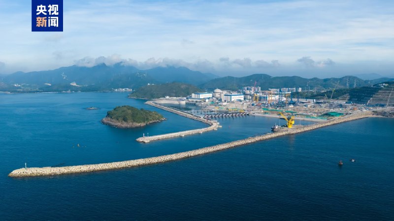 大湾区首台华龙一号核电机组投产发电 年发电量超90亿度据央视新闻报道，今日粤港澳大湾区首台“华龙一号”核电机组——中广核广东太平岭核电项目1号机组投产发电，正式具备商业运行条件