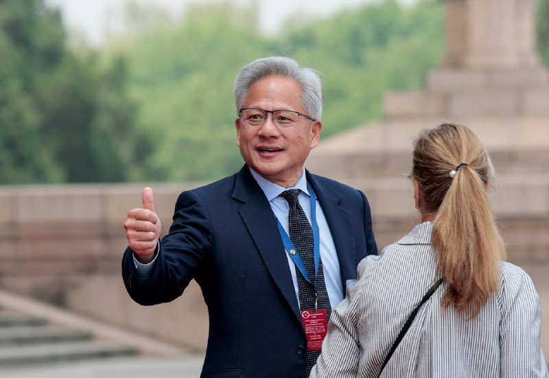 ↩️🖼 消息称黄仁勋将加入清华经管学院顾问委员会科技圈🎗在花频道📮:♻️ 黄仁勋：英伟达已基本放弃中国 AI 芯片市场 Nvidia CEO 黄仁勋表示，受美国出口管制影响，Nvidia 已"基本放弃"中国 AI 芯片市场，将其让给华为等本土厂商