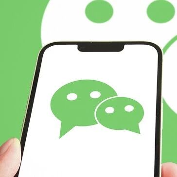 微信朋友圈改版：文字移至配图上方，新增“时间轴相册”入口via 界面新闻
