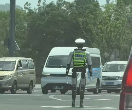 无锡街头惊现机器人交警 会指挥还会比耶合影江苏无锡街头出现了机器人交警，在路口正式上岗执勤，相关视频在网上火了起来，不少路人觉得新奇又有趣
