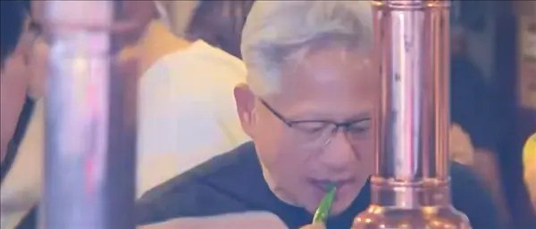 黄仁勋与韩国三名商界大佬聚会吃辣椒 学紫苏叶包肉 LG集团会长负责烤肉6月5日晚18时52分，英伟达创始人黄仁勋与韩国三大龙头企业掌舵人齐聚首尔聚餐，SK集团会长崔泰源、LG 集团会长具光谟、NAVER 董事会主席李海珍悉数赴约