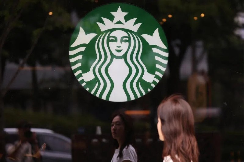 韩国星巴克下周统一闭店 集团会长率全体员工接受历史教育韩国新世界集团将就星巴克不当营销事件，针对全体职员实施历史教育与社会情感能力培训，对象包括集团会长郑溶镇等高管