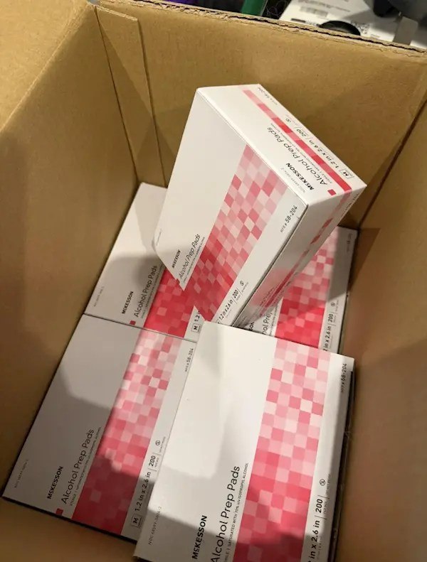 买一块三星990 PRO 2TB SSD却收到10块 价值3.3万元Reddit上一位网友称，自己在亚马逊上购买了一块三星990 PRO 2TB SSD，没想到开箱一看，居然有10块