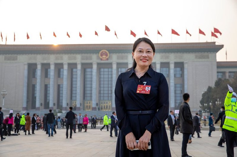 人大代表方燕：将新业态劳动者纳入劳动合同法保障方燕建议在《劳动合同法》中增设“新业态用工”专门章节，重点解决劳动关系分级认定、职业伤害保障、算法透明度监管等紧迫问题，快速填补新业态劳动者权益保障的法律空白人大代表方燕