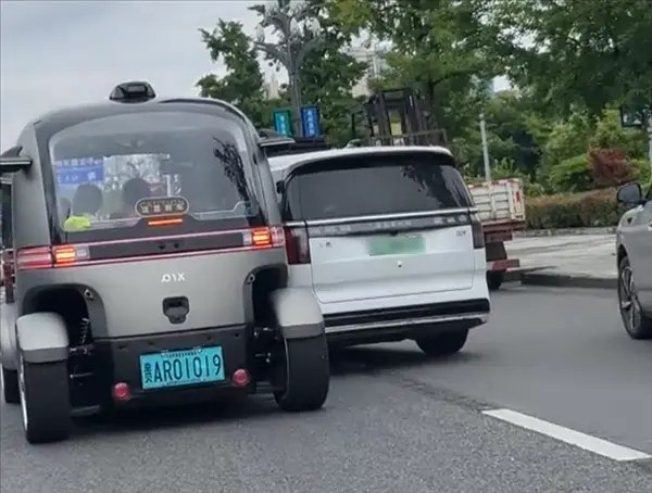 无人驾驶载客车上路被撞 乘客被堵门下不来网友日前发布视频显示，在贵阳市区某处道路，一辆MPV和PIX的无人驾驶小巴RoboBus发生了碰撞事故