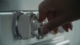 Apple宣布推出基于 AI 的无障碍功能，并实现通过Vision Pro用眼睛控制轮椅Apple今天宣布，将利用AI增强多项无障碍功能，包括 VoiceOver（旁白）、Magnifier（放大器）、Voice Control（语音控制）以及 Accessibility Reader（无障碍阅读器）