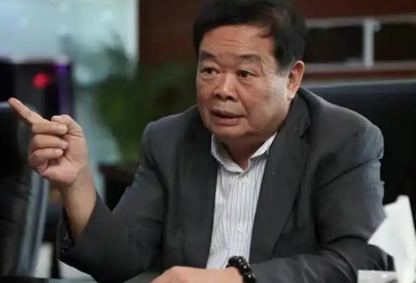 曹德旺力挺儿子曹晖：干得比我强 对新技术研究更深在福耀玻璃2025年年度股东会上，曹德旺对儿子曹晖给出了“比我强”的高度评价