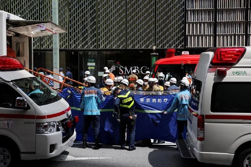 男子在东京银座购物区喷洒不明物 约20人身体不适（东京综合电）日本东京银座一座高档购物中心内部一处区域被人喷洒不明物质，导致约20人身体不适，其中19人送院治疗