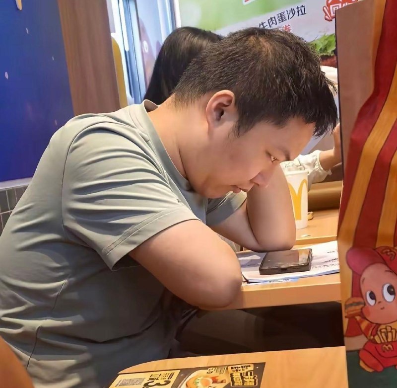 ↩️🖼 哈哈哈，杀哥后续太乐了！老师直接化身心理咨询师+汉堡请客，现场解决情绪崩溃问题，这波操作6啊！杀哥从“情绪不稳定”到“世纪和解”，直接把520变成...XP Digital Lab:“杀…杀…”我天啊，这和他一个寝室的还不赶紧搬走啊，这哥们脑袋有问题…哈哈哈，杀哥后续太乐了！老师直接化身心理咨询师+汉堡请客，现场解决情绪崩溃问题，这波操作6啊！杀哥从“情绪不稳定”到“世纪和解”，直接把520变成了“杀哥和解日”，老师你这波真的谁也想不到