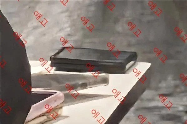 三星Galaxy Z Fold8真机被员工泄密 外观实锤一名三星员工在韩国某餐厅就餐时被路人拍到，他正在使用的正是三星尚未发布的Galaxy Z Fold8手机，这款机型也是Android阵营首款主打阔折叠形态的旗舰产品，刚被拍到就引发了数码圈的广泛讨论
