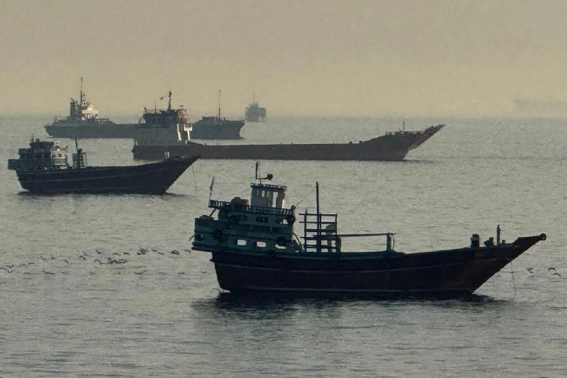 一艘油轮在阿曼海岸外起火 伊朗指美国炮弹击中伊朗货船英国海上贸易行动办公室（UKMTO）引述阿曼政府消息说，一艘油轮在阿曼苏哈尔东北21海里处发生机舱起火事故