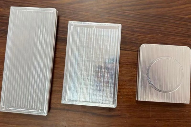 泄露机模曝三星或将推出更宽形态折叠手机Galaxy Z Fold 8 Wide三星据称正在开发的一款更宽形态折叠手机，预计将于今年晚些时候亮相，而最新泄露信息可能提前展示了这款产品的外观轮廓