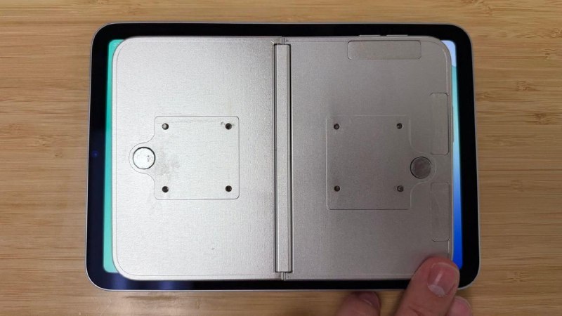 ▎iPhone UltraiPhone Ultra 又有最新的爆料图了，可以看到模具整体展开以后大小和iPad mini尺寸的OLED屏幕差不多，而长度和 iPhone 17 Pro Max 差不多同时一并爆料的还有iPhone 18 Pro和iPhone 18 Pro Max 的模具来自Yurydev🗒 标签: #新闻📢 频道: @me888888888888🎈 群组: @imbbbbbbbbbbb🪬 合作&推广：@imbbbbb_bot@imbbbbbbbb☝️消息怕错过？请收藏频道并开启推送！☝️via 小声逼逼 - Telegram Channel▎iPhone UltraiPhone Ultra 又有最新的爆料图了，可以看到模具整体展开以后大小和iPad mini尺寸的OLED屏幕差不多，而长度和 iPhone 17 Pro Max 差不多同时一并爆料的还有iPhone 18 Pro和iPhone 18 Pro Max 的模具来自Yurydev🗒 标签: #新闻📢 频道: @me888888888888🎈 群组: @imbbbbbbbbbbb🪬 合作&推广：@imbbbbb_bot@imbbbbbbbb☝️消息怕错过？请收藏频道并开启推送！☝️via 小声逼逼 - Telegram Channel