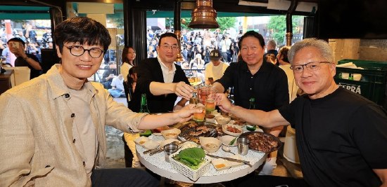 黄仁勋抵达韩国 在首尔烤肉店与韩企众掌门共进晚餐英伟达首席执行官（CEO）黄仁勋6月5日晚在首尔麻浦区弘大入口站附近的一家韩式烤肉店与韩国SK集团会长崔泰源、LG集团会长具光谟、NAVER董事会主席李海珍共进晚餐