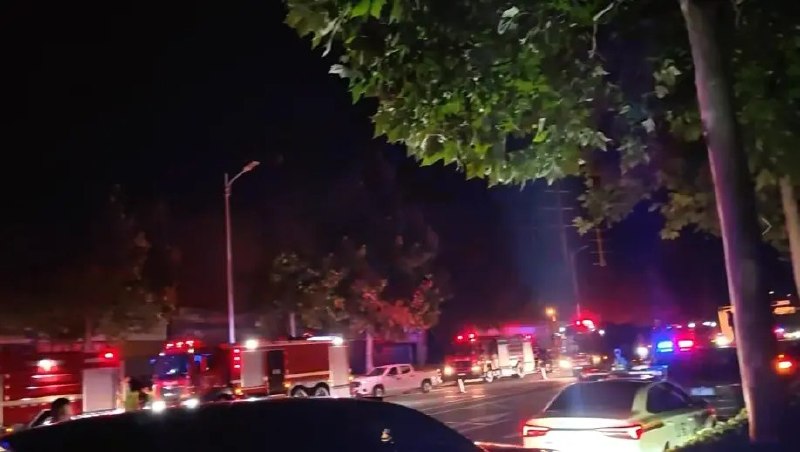 山东一小鹏汽车充电时爆燃起火 过火面积近100平方米据华商报大风新闻，6月4日晚，多名山东网友发布视频称，平度市发生爆炸，现场有很大火光和浓烟