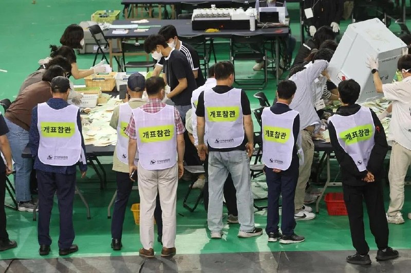 韩国选举委员会主席因选票短缺辞职韩国国家选举委员会主席宣布辞职，以承担地方选举中部分选区选票短缺的责任