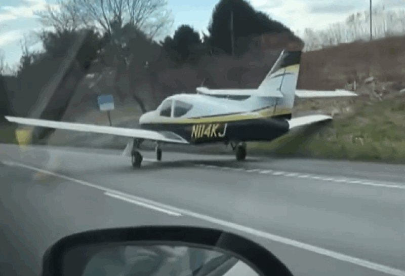 现实版GTA 美国一架飞机在公路上紧急迫降 后车拍下惊险全程美国宾夕法尼亚州4月4日上午，一架小型飞机在一条州级公路上紧急迫降