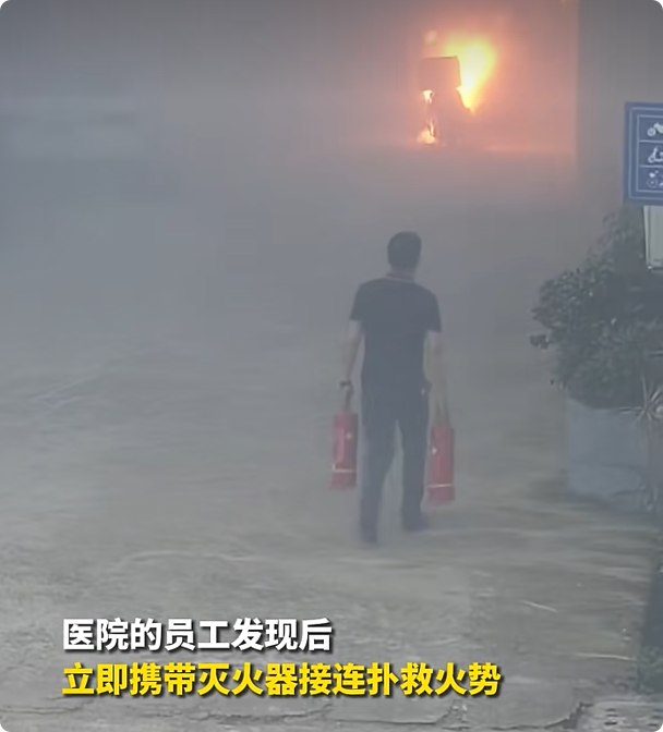 仅3分钟！外卖小哥送餐回来懵了：电动自行车已烧成空架福建莆田发生一起让人揪心的电动车起火事件，一名外卖小哥只是上楼送了个外卖，前后不过三分钟，停在楼下的电动车就突然自燃，等他回来时车子已经烧得只剩铁架