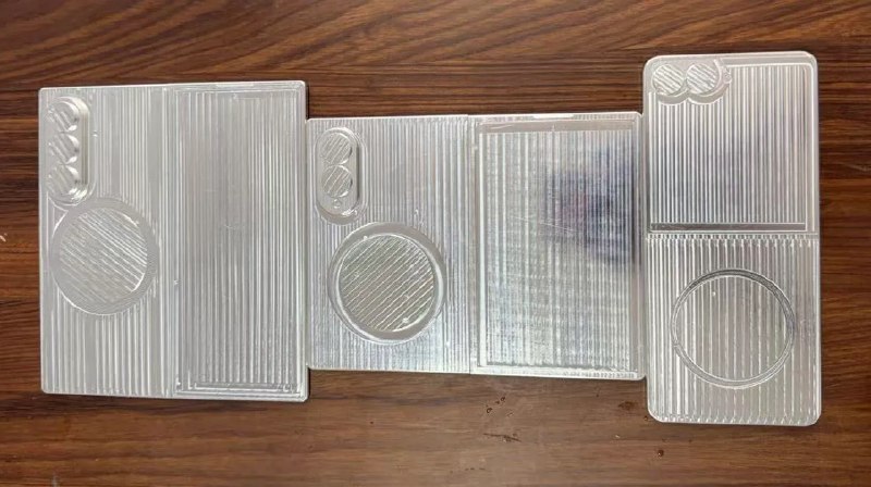 泄露机模曝三星或将推出更宽形态折叠手机Galaxy Z Fold 8 Wide三星据称正在开发的一款更宽形态折叠手机，预计将于今年晚些时候亮相，而最新泄露信息可能提前展示了这款产品的外观轮廓