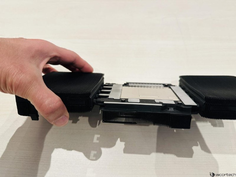 双风扇双散热600W NVIDIA RTX 50系列公版散热方案拆解NVIDIA在其最新RTX 50 FE公版显卡上采用了名为“Double Flow Through（双流式）”散热方案，NVIDIA对其进行了详细介绍