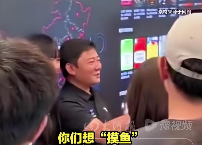 张雪现身阿里总部 自嘲“以前没少找马云借钱” 最高一笔超22万6月10日，张雪晒出在北京阿里总部的视频，身穿“标志性”黑色T恤，打卡阿里公司的四层楼高网红滑梯