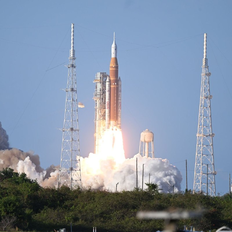 ↩️🎬🖼 NASA“阿耳忒弥斯 2 号”载人绕月任务发射升空，4 名宇航员启程赴月球附近科技圈🎗在花频道📮:50 年后的重逢：NASA “阿尔忒弥斯 2 号”载人绕月任务进入发射倒计时 美国新一代登月火箭“太空发射系统”（SLS）正进入最后的发射准备阶段