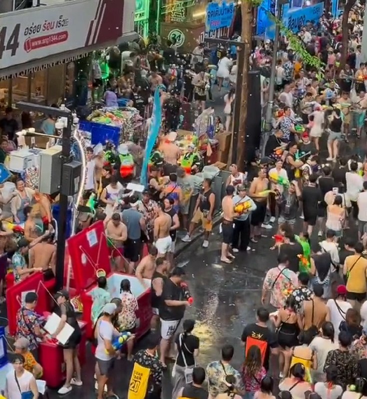 泰国泼水节6天发生1108起交通事故 216人丧命同比下降6.5%据《曼谷邮报》报道，当地时间4月16日，泰国官方公布了2026年宋干节（泼水节）“危险七日” 前6天（4月10日-15日）触目惊心交通事故数据：全国累计发生1108起交通事故，造成216人死亡、1073人受伤，虽较2025年同期死亡人数（231人）下降6.5%，但伤亡规模仍远超平日水平，日均死亡超36人