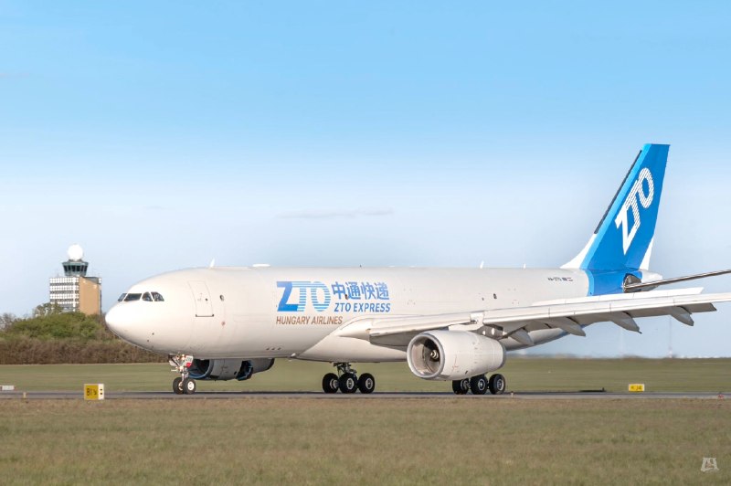 中通快递涂装的匈牙利航空第二架A330货机首次飞抵布达佩斯匈牙利航空第二架空客A330货机近日已飞抵布达佩斯李斯特·费伦茨国际机场，标志着这家航空公司在中匈航空货运布局上再进一步