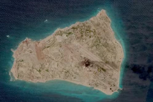 卫星图像显示伊朗炼油厂发生火灾及原油泄漏近期哨兵二号卫星图像捕捉到，伊朗两座炼油厂在各自多座原油储罐受损数日后，仍有明火持续燃烧