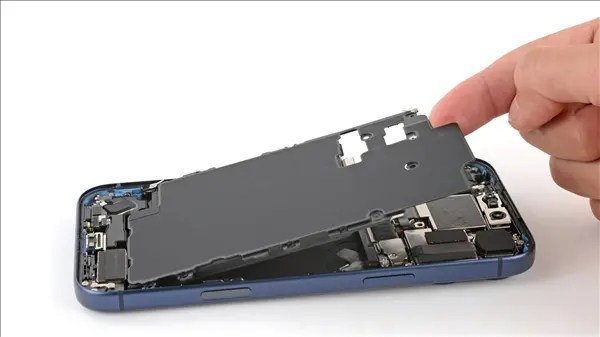 iPhone 18 Pro Max全版本电池突破5000mAh 美版容量刷新纪录从iPhone 18系列开始，苹果将正式终结沿用了十几年的每年秋季一次发新的传统节奏，把iPhone产品线的更新模式正式调整为一年两更