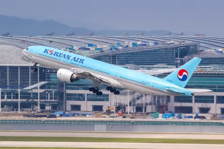 韩国航空公司大幅上调燃油附加费业内人士周三表示，受全球油价飙升的影响，韩国航空公司4月份的航班燃油附加费较3月上涨了至多三倍
