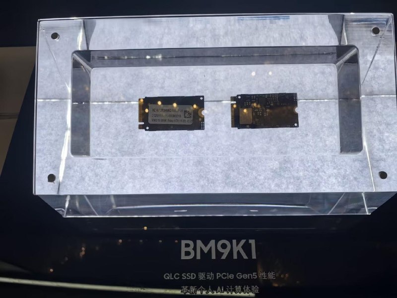 三星新一代QLC硬盘亮相 为个人AI计算打造今天三星展出了型号为BM9K1的新一代QLC固态硬盘，采用单面单颗封装设计