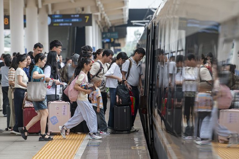 财新闻｜全国人大代表田轩：尽量不要调休图：视觉中国全国人大代表田轩：尽量不要调休全国人大代表田轩在接受采访时表示，尽量不要调休，尽量扩大公共假期