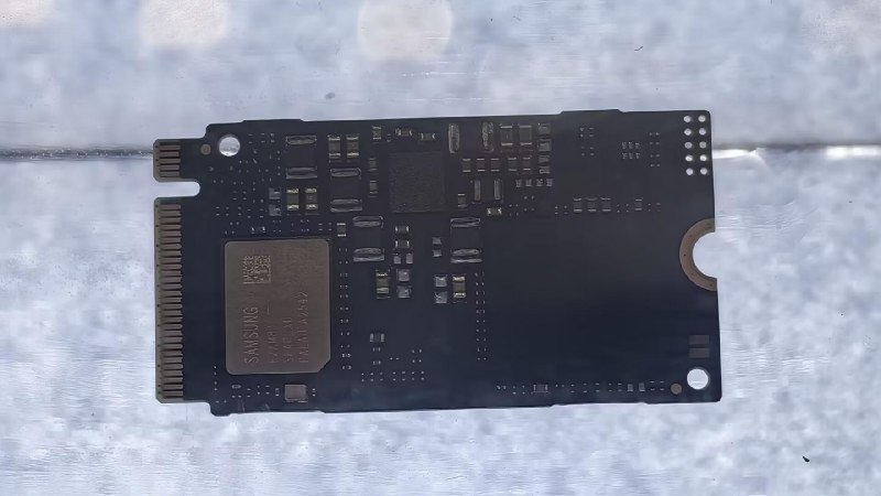 三星最新推出的BM9K1固态硬盘采用RISC-V开源架构研发的控制器传统上固态硬盘控制器制造商通常会采用 Arm 等架构研发芯片，不过日前三星在 2026 年中国闪存市场峰会 (CFMS | MemoryS 2026) 上推出的新款固态硬盘使用的控制器并非基于 Arm 架构