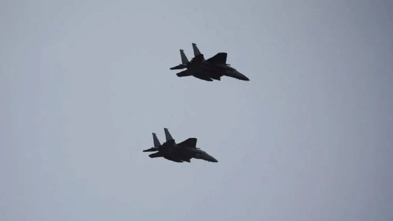 韩国战机空中相撞原因公布 飞行员掏出手机拍照韩国审计监察委员会（BAI）近日公布一起 2021 年战机空中相撞事故的最终调查结果，两架 F-15K 战斗机在执行任务途中发生碰撞，原因竟是飞行员为拍摄纪念照片与视频分心操作，事故造成军方近 8.8 亿韩元的维修损失