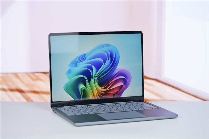 微软Surface Pro/Laptop新品曝光 发布时间临近据博主Zac Bowden透露，微软将在今年春季推出新一代Surface Pro和Surface Laptop，搭载高通骁龙X2和Intel Panther Lake两套个平台，预计夏季前正式发布