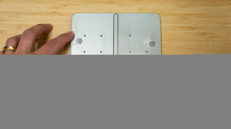 iPhone Fold 折叠屏金属模型现身苹果首款折叠屏iPhone Fold预计将在今年秋季正式亮相