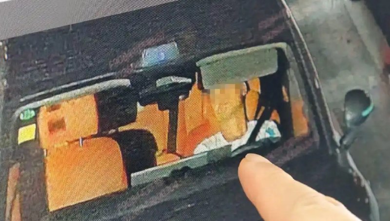 广西一司机酒后开智驾在马路中央睡着 罚款1300元、记12分近日在广西柳州发生了一起令人心惊胆战的交通违法事件
