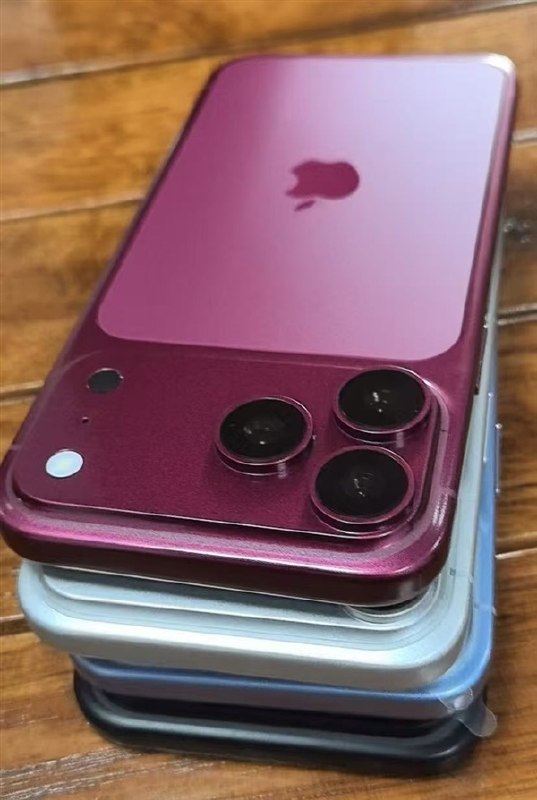 iPhone 18 Pro首批机模新鲜出炉：四款配色实锤 爱马仕橙退场有博主在社交平台上晒出了iPhone 18 Pro首批机模，该机将带来四款配色，分别是蓝色、黑色、银色和樱桃色