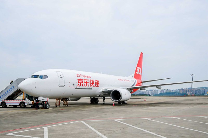 京东物流宣布第13架全货机投用 满载18吨 重庆与长三角运输次日达日前，京东物流宣布旗下第13架全货机在重庆投用运营，并同步开通重庆=芜湖全货机航线