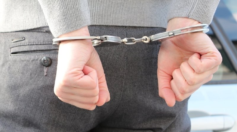 纽约百万美元苹果运输车劫案告破 三名嫌犯被联邦检方起诉联邦检察官表示，三名男子在纽约一家购物中心外策划并实施了一起暴力劫持苹果运输车的案件，成功抢走了价值超过一百万美元的 iPhone、MacBook 等苹果产品