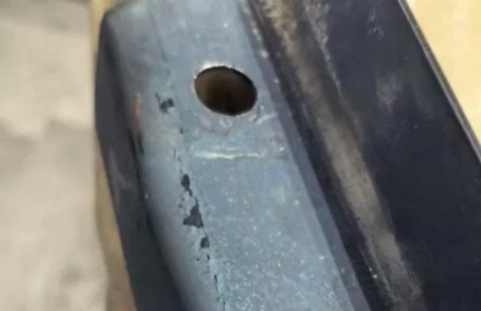 低价竞争拖累汽车用钢质量 车身开裂生锈成通病受汽车行业价格战影响，成本压力不断向上游传导，汽车用钢陷入低价低质竞争，车身开裂、生锈、起泡等问题频发，相关质量投诉持续走高