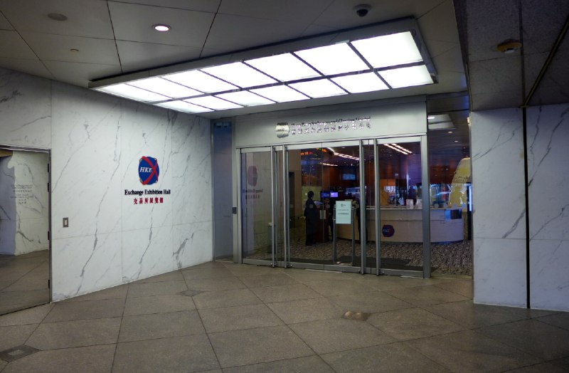半导体AI企业挤爆港交所 500多家排队等上市香港特首李家超于近日出席活动时，罕见披露了一组数据