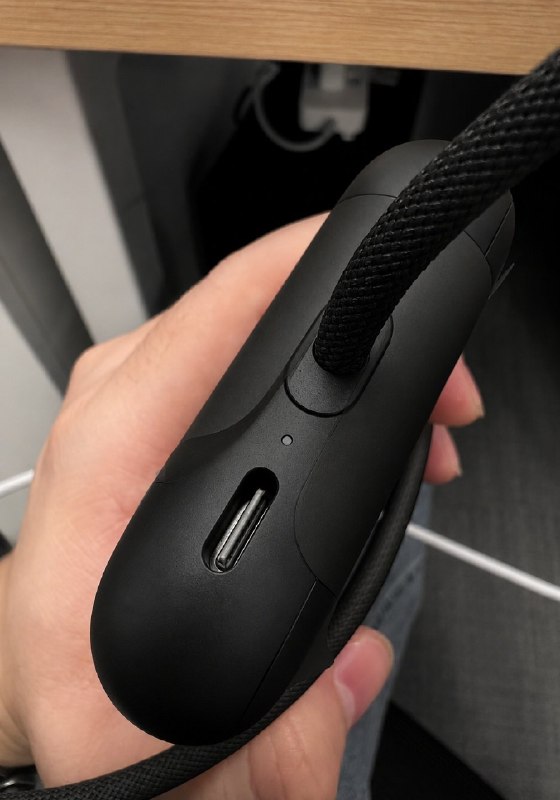 黑色版Apple Vision Pro传闻再起 更多照片流出近日，外界围绕黑色配色 Apple Vision Pro 的传闻再次升温