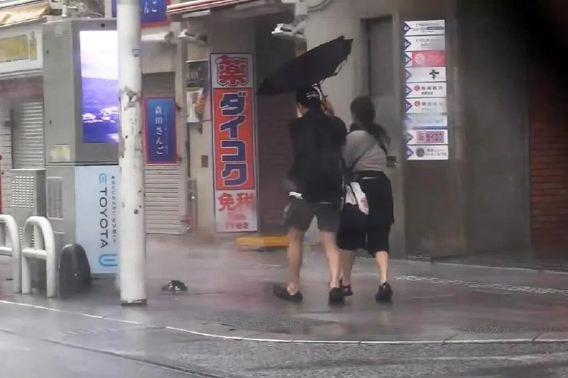 强烈热带风暴“蔷薇”吹击日本多地 周三直击东京首都圈从台风减弱为强烈热带风暴的“蔷薇”，星期一吹袭冲绳后，星期二（6月2日）继续向东北移动，给日本九州、四国、近畿、东海等地区带来大范围豪雨