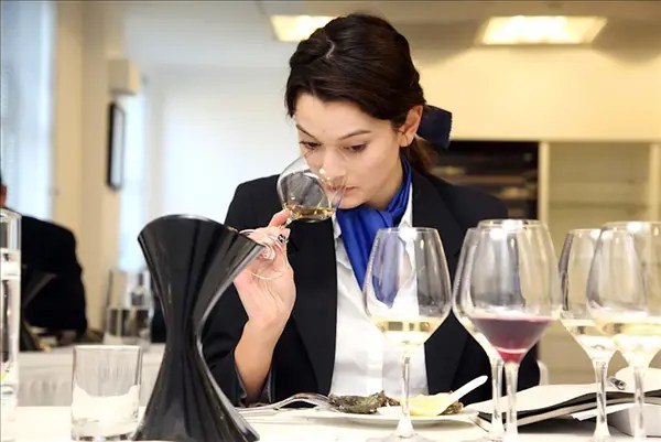黄仁勋女儿黄敏珊：我爸一句话让我去学了厨师 如今回到英伟达年薪百万美元前不久，在韩国首尔国立大学举办的Leadership for the Age of AI: Women's Voices活动中，NVIDIA Omniverse和机器人产品营销高级总监Madison Hwang（黄敏珊，黄仁勋的女儿）发表演讲时指出AI时代不需要“直线人生”，并透露自己的职业道路相当非传统，在加入英伟达之前，其实接受过正规的厨师培训
