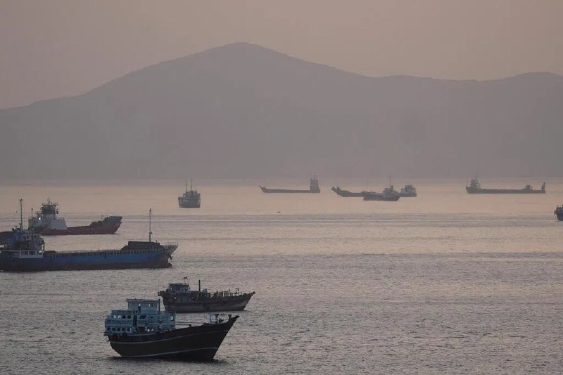 美官员：霍尔木兹海峡护航倡议或不包美舰直接护送美国新闻网站Axios星期天（5月3日）引述两名美国官员的话报道，美国总统特朗普当天宣布的“引导”被困船只通过霍尔木兹海峡的行动，不一定包括美军舰艇直接护送商业船只